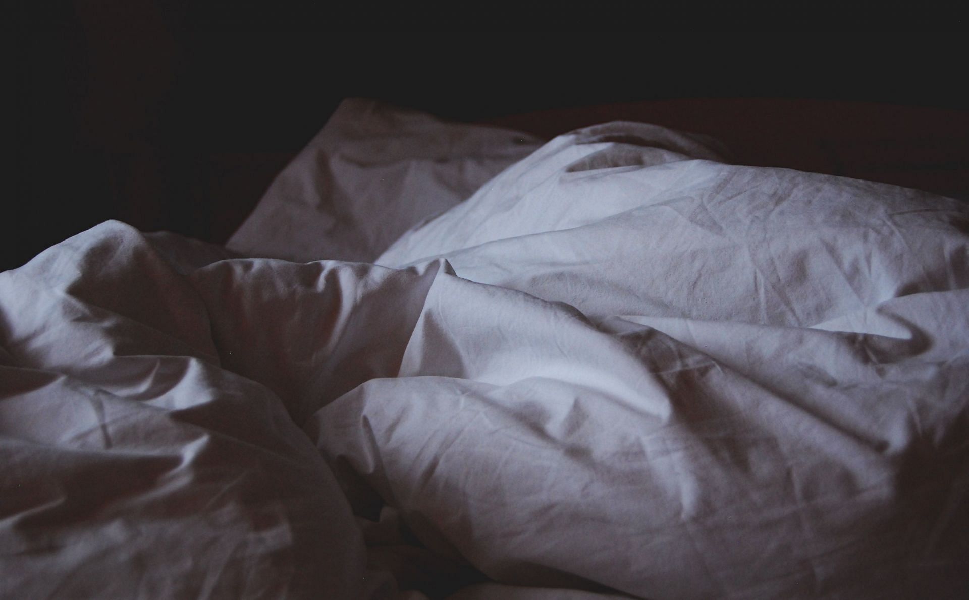 Reduces sleep-induced wrinkles on face (Image via Unsplash/Krista Mangulsone)